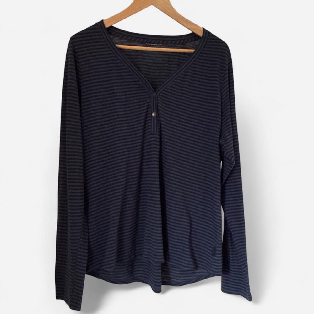 Patagonia Women's Navy and Blue Shirt